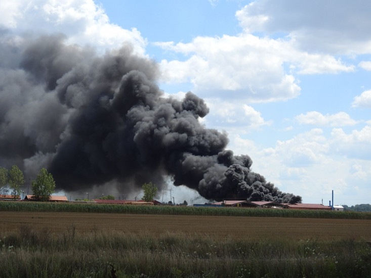 Gori fabrika u Bijeljini: Dramatične fotografije i snimak koji pokazuju razmjere