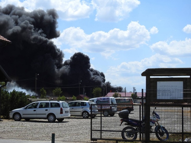 Gori fabrika u Bijeljini: Dramatične fotografije i snimak koji pokazuju razmjere