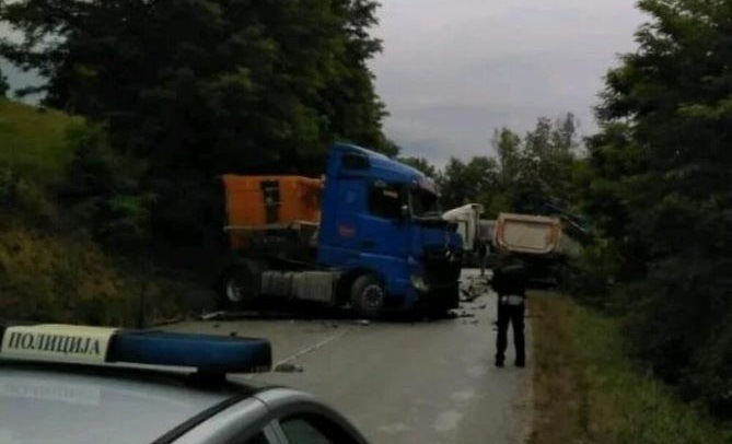 U SUDARU TRI KAMIONA POGINUO VOZAČ ŠLEPERA U SUDARU TRI KAMIONA POGINUO VOZAČ ŠLEPERA