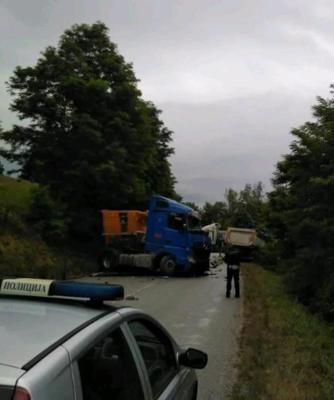 U SUDARU TRI KAMIONA POGINUO VOZAČ ŠLEPERA U SUDARU TRI KAMIONA POGINUO VOZAČ ŠLEPERA