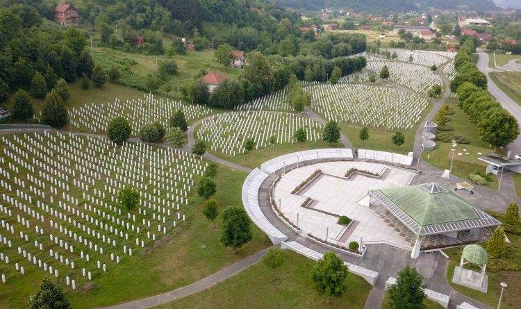 Bratuncem se ori “Ne volim te, Alija, zato što si balija…”: Sve više provokacija kako se približava 11. juli