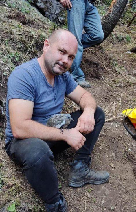 Ptica na Blidinju "pozirala" sa bh. vatrogascima koji su joj spasili život Ptica na Blidinju "pozirala" sa bh. vatrogascima koji su joj spasili život