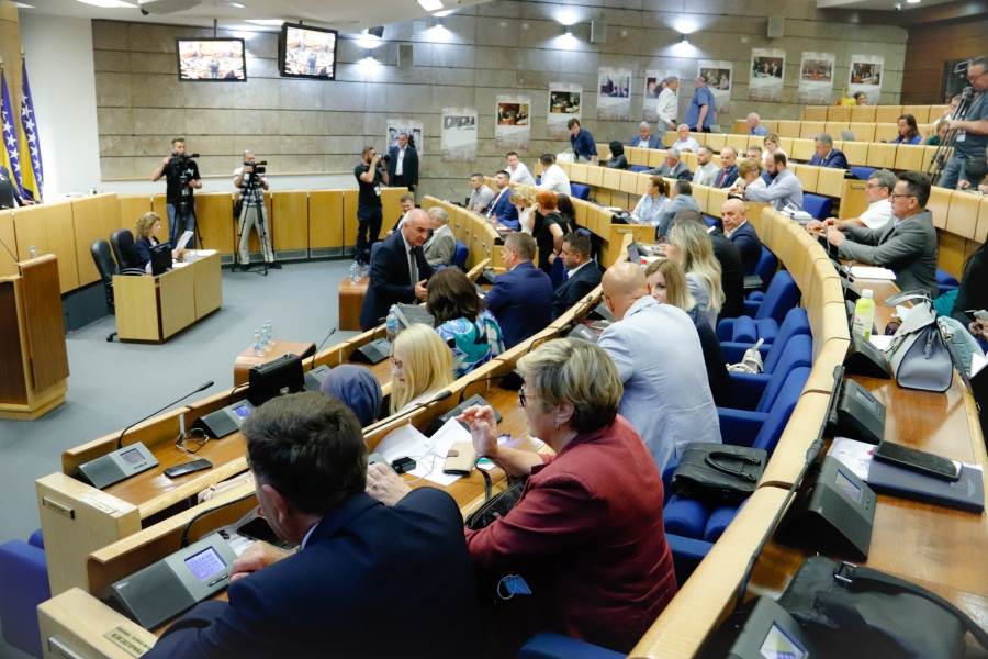 JEDINSTVENO PROTIV "SCHMIDTOVOG PLANA": Predstavnički dom Parlamenta FBiH usvojio Deklaraciju o zaštiti multietničkog karaktera BiH JEDINSTVENO PROTIV "SCHMIDTOVOG PLANA": Predstavnički dom Parlamenta FBiH usvojio Deklaraciju o zaštiti multietničkog karaktera BiH