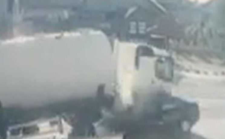 Video / Stravičan udes u Dobošnici kod Lukavca: Direktan sudar automobila i cisterne