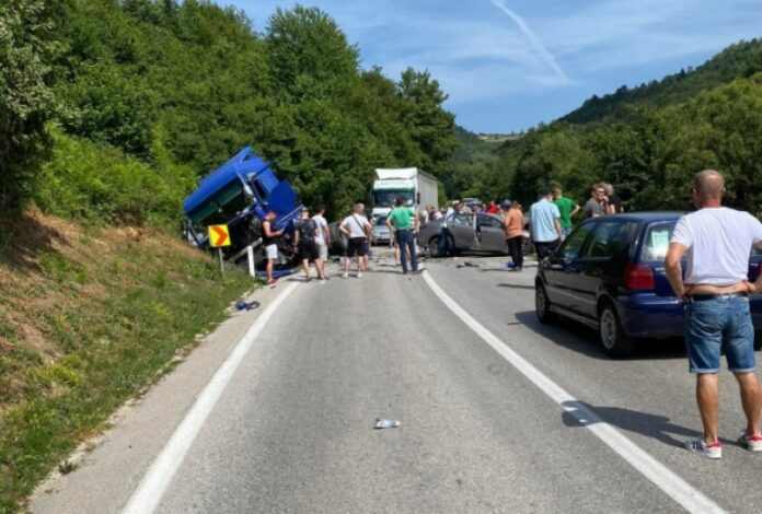 Stravičan sudar kamiona i automobila Stravičan sudar kamiona i automobila