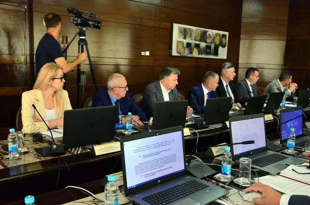 Vlada FBiH predlaže poslodavcima: Uplatite radnicima jednokratnu pomoć, oslobodit ćemo vas poreza Vlada FBiH predlaže poslodavcima: Uplatite radnicima jednokratnu pomoć, oslobodit ćemo vas poreza