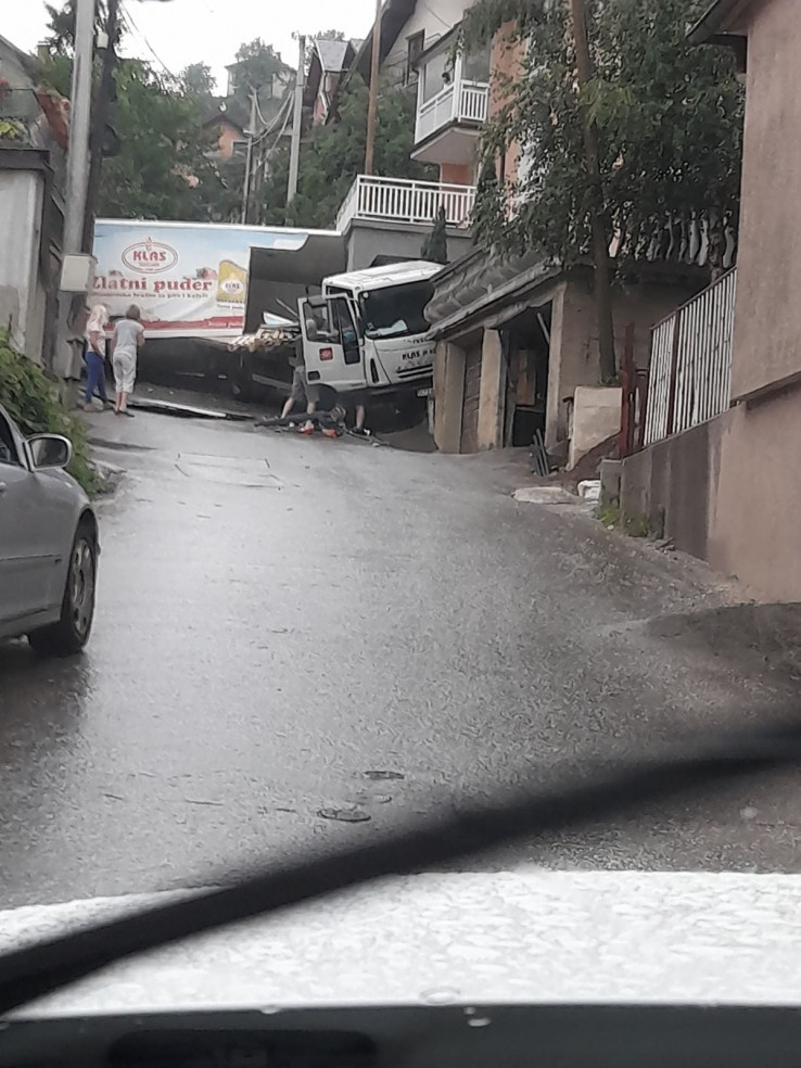 Haos u Sarajevu: Kamionom se zabio u zid i garažu Haos u Sarajevu: Kamionom se zabio u zid i garažu
