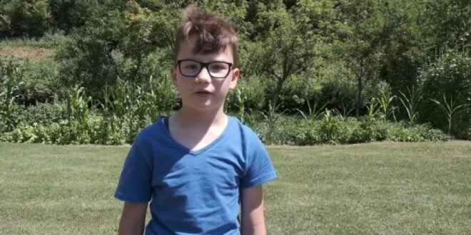 Asim se rodio bez noge, ali se hrabro nosi sa svojim invaliditetom: Veseli dječak je i odličan učenik Asim se rodio bez noge, ali se hrabro nosi sa svojim invaliditetom: Veseli dječak je i odličan učenik