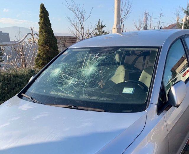 Nepoznata osoba razbijala auto u Tešnju Nepoznata osoba razbijala auto u Tešnju