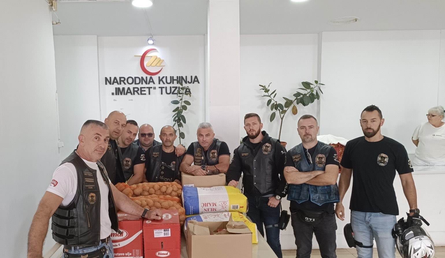 (FOTO) MOTOCIKLISTI ORGANIZIRALI TRADICIONALNU AKCIJU POMOĆI NARODNOJ KUHINJI U TUZLI