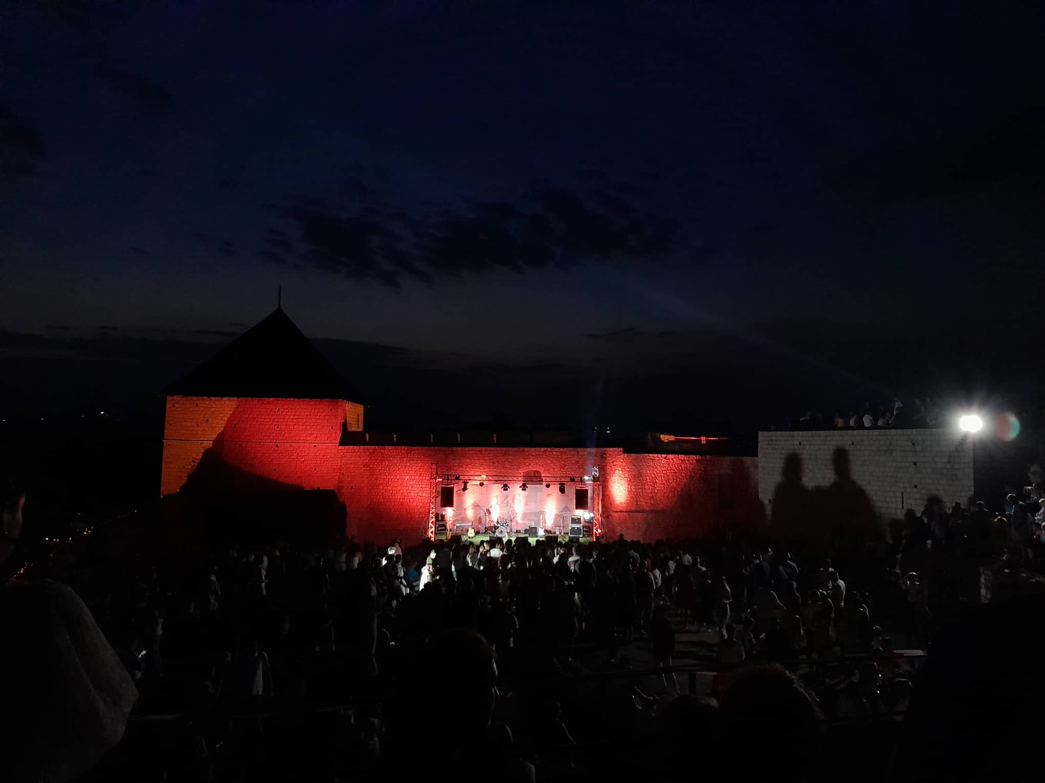HARI MATA HARI ODRŽAO VELIKI SOLISTIČKI KOCERT U TEŠNJU HARI MATA HARI ODRŽAO VELIKI SOLISTIČKI KOCERT U TEŠNJU