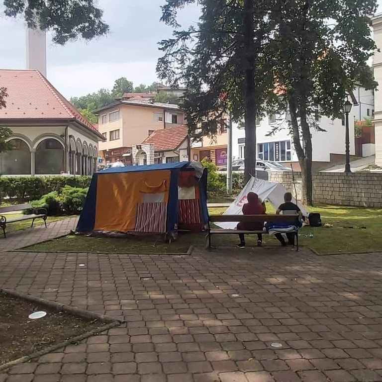 Evo zbog čega porodica danima boravi u parku ispred Općine Tešanj Evo zbog čega porodica danima boravi u parku ispred Općine Tešanj