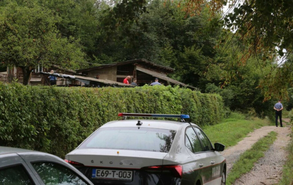 Tragedija kod Tuzle: Muškarac ubio suprugu, pa izvršio samoubistvo, tijela pronađena u štali Tragedija kod Tuzle: Muškarac ubio suprugu, pa izvršio samoubistvo, tijela pronađena u štali