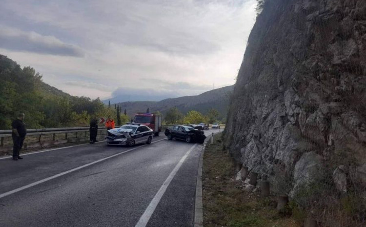 DUPLA NESREĆA KOD MOSTARA: OPEL VECTRA UDARILA U BRDO, A NAKON DOLASKA POLICIJE NA PATROLNI AUTOMOBIL NALETIO BMW