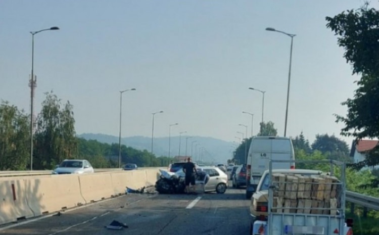 Stravična nesreća : Žena poginula za volanom Škode Stravična nesreća : Žena poginula za volanom Škode