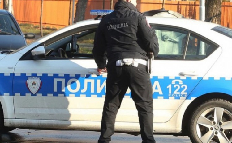 Pijani Banjalučanin ometao vjernike u prostoru Islamske zajednice: Jedan ga muškarac napao Pijani Banjalučanin ometao vjernike u prostoru Islamske zajednice: Jedan ga muškarac napao