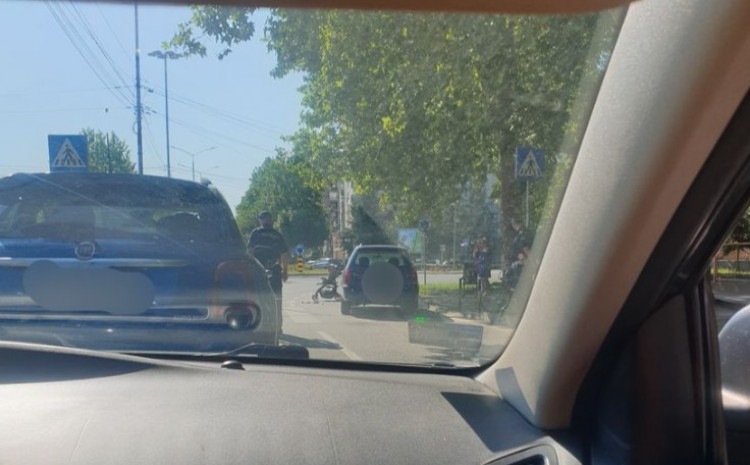 Užas: Automobilom udario u dječija kolica na pješačkom prijelazu, beba zadobila povrede glave Užas: Automobilom udario u dječija kolica na pješačkom prijelazu, beba zadobila povrede glave