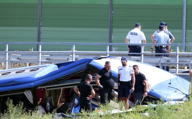 Umrlo najmanje 12 osoba, 11 preminulo na licu mjesta: Više ljudi se bori za život Umrlo najmanje 12 osoba, 11 preminulo na licu mjesta: Više ljudi se bori za život