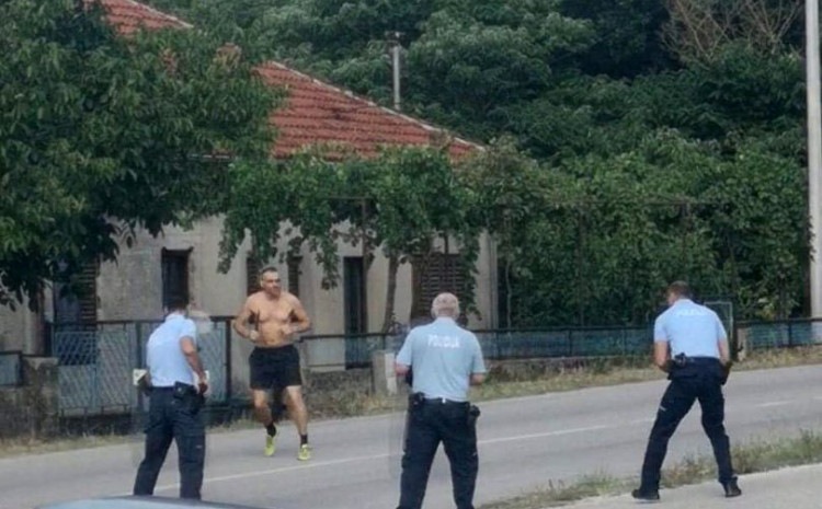 Filmske scene u Drinovcima kod Gruda: Muškarac go do pasa, naoružan bježao policiji