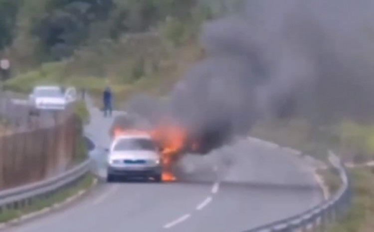 Drama u Tičićima kod Kaknja: Zapalio se automobil u toku vožnje