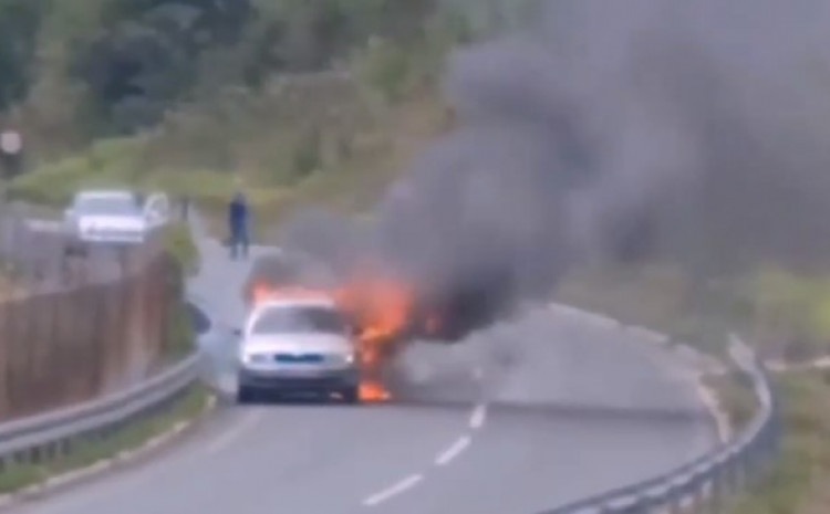 Drama u Tičićima kod Kaknja: Zapalio se automobil u toku vožnje Drama u Tičićima kod Kaknja: Zapalio se automobil u toku vožnje