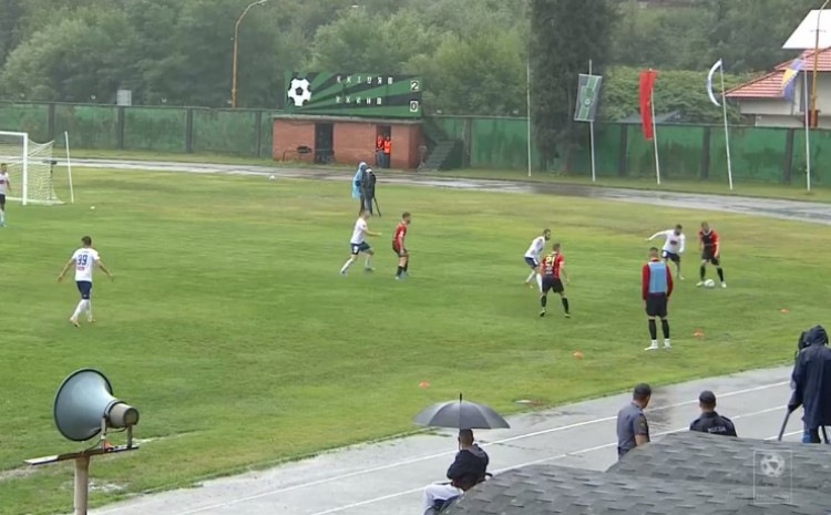Stadionom u Banovićima odjekivale uvrede Lalatoviću i Dodiku, sudija zaprijetio prekidom meča