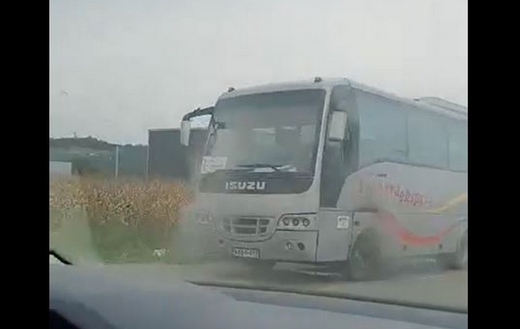 Zapalio se autobus na putu kod Doboja (VIDEO)