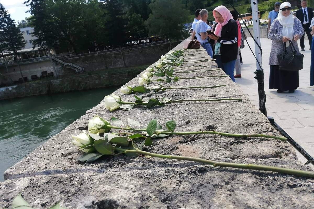 STOTINE RUŽA PUŠTENO NIZ DRINU POVODOM GODIŠNJICE ZLOČINA NAD BOŠNJACIMA U FOČI STOTINE RUŽA PUŠTENO NIZ DRINU POVODOM GODIŠNJICE ZLOČINA NAD BOŠNJACIMA U FOČI