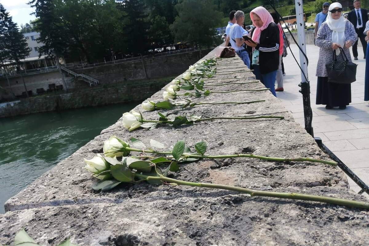 STOTINE RUŽA PUŠTENO NIZ DRINU POVODOM GODIŠNJICE ZLOČINA NAD BOŠNJACIMA U FOČI