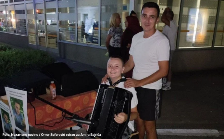 11-GODIŠNJI DJEČAK OMER SEFEROVIĆ SVIRAO HARMONIKU I SKUPLJAO NOVAC ZA LIJEČENJE SUGRAĐANINA AMIRA BAJRIĆA IZ SANSKOG MOSTA 11-GODIŠNJI DJEČAK OMER SEFEROVIĆ SVIRAO HARMONIKU I SKUPLJAO NOVAC ZA LIJEČENJE SUGRAĐANINA AMIRA BAJRIĆA IZ SANSKOG MOSTA