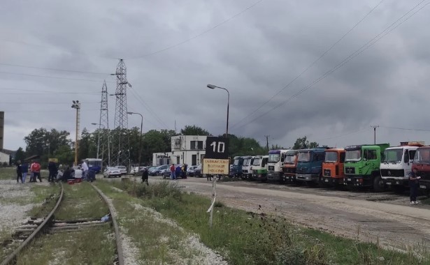 UPITAN UGALJ ZA DOMAĆINSTVA U TUZLI: PREVOZNICI KRIVE RUDNIKE UPITAN UGALJ ZA DOMAĆINSTVA U TUZLI: PREVOZNICI KRIVE RUDNIKE