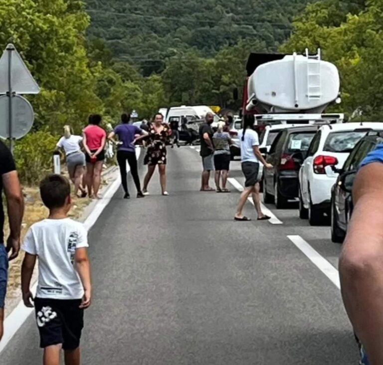 AUTOMOBIL ZAVRŠIO NA KROVU, ČETIRI OSOBE POVRIJEĐENE AUTOMOBIL ZAVRŠIO NA KROVU, ČETIRI OSOBE POVRIJEĐENE