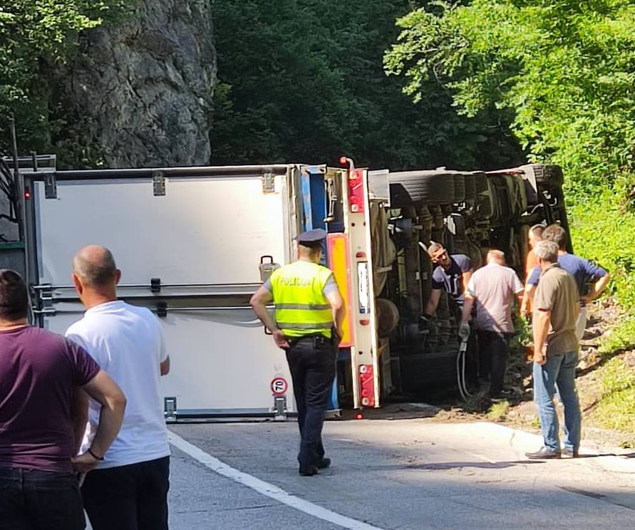Obustavljen saobraćaj kod Višegrada: Kamion se prevrnuo na bok