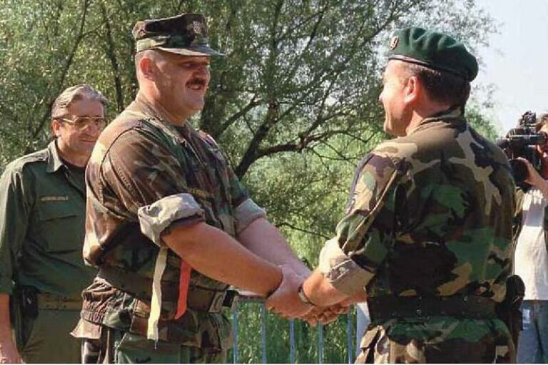 ČINJENICE: DUDAKOVIĆ PREDAJE GENERALU HRVATSKE VOJSKE DIO HRVATSKOG TERITORIJA KOJI JE OSLOBODILA ARMIJA RBIH ČINJENICE: DUDAKOVIĆ PREDAJE GENERALU HRVATSKE VOJSKE DIO HRVATSKOG TERITORIJA KOJI JE OSLOBODILA ARMIJA RBIH