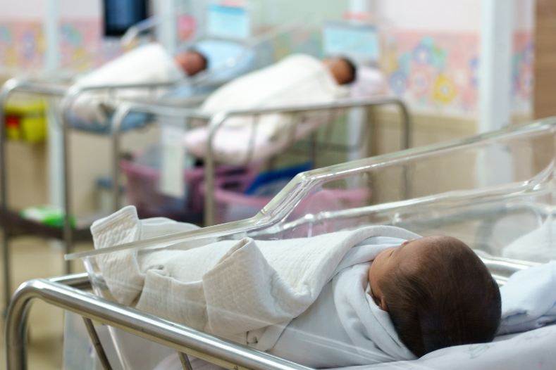 Šokantni slučaj u Foči: Beba ispala na pod prilikom poroda