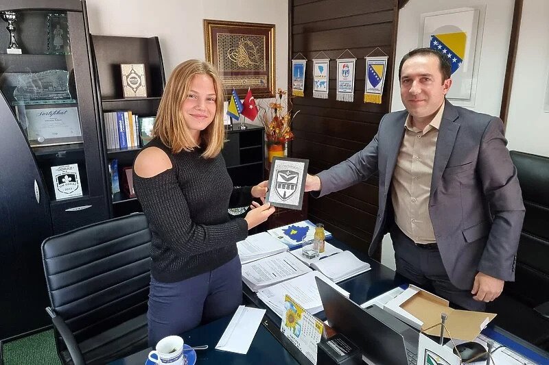 Plivačica Iman Avdić dobila grb svoje općine i skromni novčani poklon Plivačica Iman Avdić dobila grb svoje općine i skromni novčani poklon