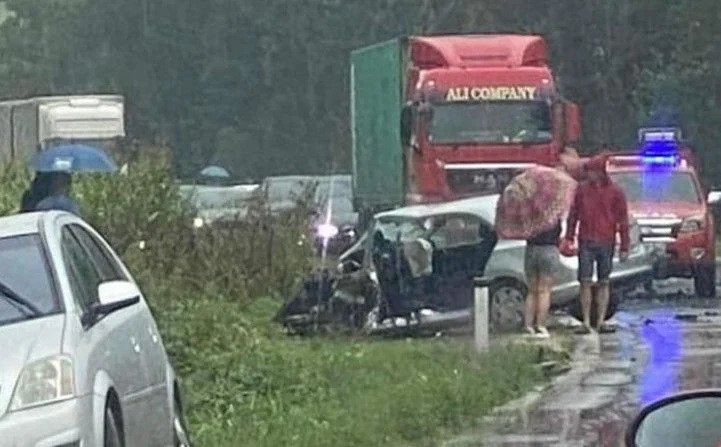 Teška nesreća kod Tešnja, učestvovalo teretno vozilo Oružanih snaga BiH Teška nesreća kod Tešnja, učestvovalo teretno vozilo Oružanih snaga BiH