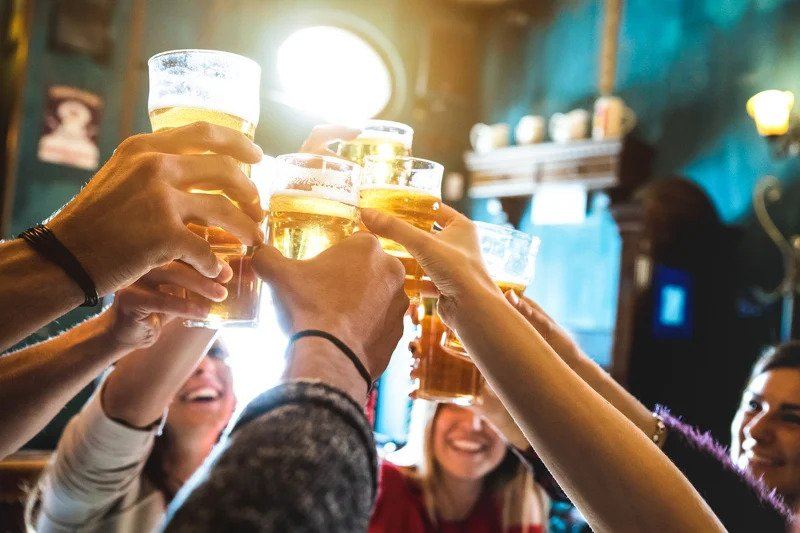 Radnik tuži firmu jer se previše napio na team buildingu, traži odštetu od 200 hiljada dolara Radnik tuži firmu jer se previše napio na team buildingu, traži odštetu od 200 hiljada dolara