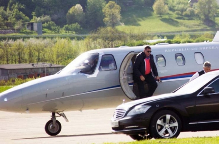 BAHATOST DODIKOVE STRANKE: Automobili i avion Vlade RS-a razvoze članove njihovih porodica na more? BAHATOST DODIKOVE STRANKE: Automobili i avion Vlade RS-a razvoze članove njihovih porodica na more?