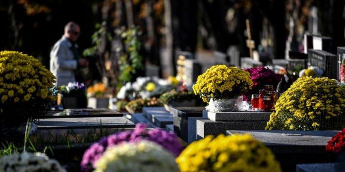 Užasno: Kopali stare grobove i skidali nakit sa preminulih Užasno: Kopali stare grobove i skidali nakit sa preminulih