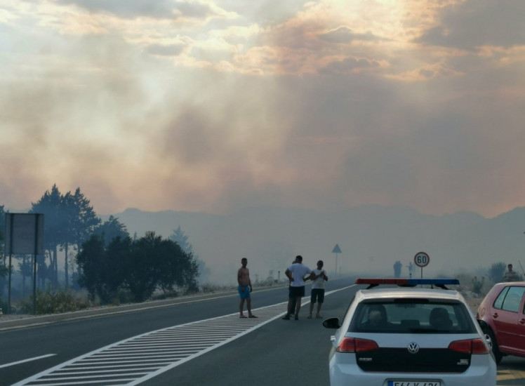 Haos kod Neuma: Buknuo požar, blokiran saobraćaj, kolona automobila 2 kilometra