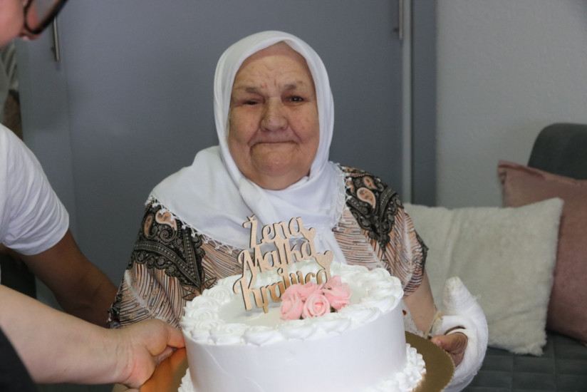 Nana Fata Orlović izašla iz bolnice i proslavila 79. rođendan Nana Fata Orlović izašla iz bolnice i proslavila 79. rođendan