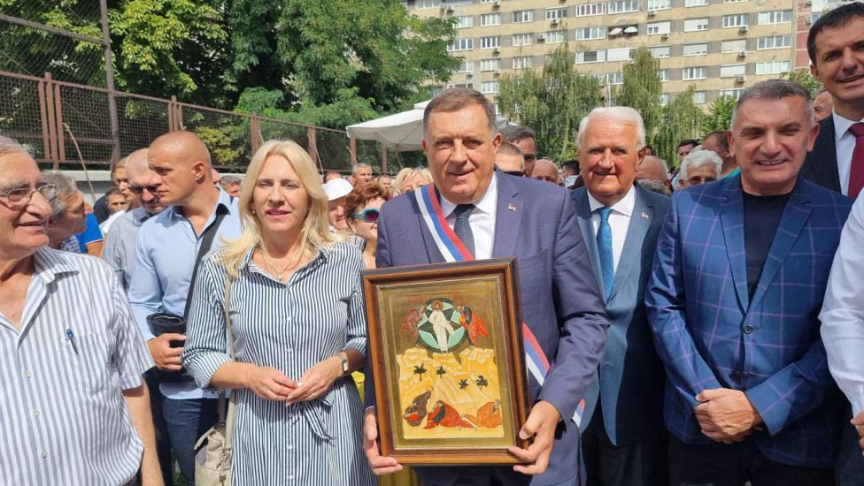 VIDEO: Nakon vjerskog dijela programa u Sarajevu, Dodik zapjevao "Srpkinja me majka rodila" VIDEO: Nakon vjerskog dijela programa u Sarajevu, Dodik zapjevao "Srpkinja me majka rodila"
