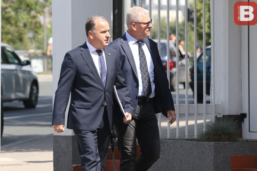 KAKVU PORUKU ŠALJE: Schmidt "pobjegao" iz zgrade OHR-a 40 minuta prije sastanka o izbornoj reformi s predstavnicima DF-a KAKVU PORUKU ŠALJE: Schmidt "pobjegao" iz zgrade OHR-a 40 minuta prije sastanka o izbornoj reformi s predstavnicima DF-a