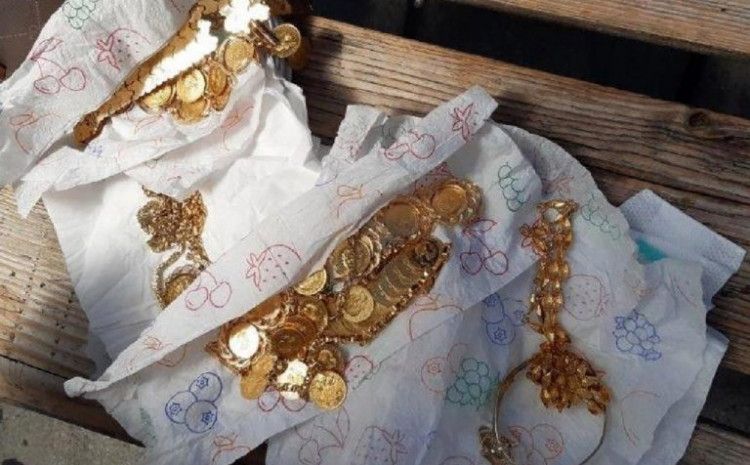 MLADI BRAČNI PAR PAO NA GRANICI, U PELENE SU SAKRILI ZLATO VRIJEDNO VIŠE OD 33.000 KM MLADI BRAČNI PAR PAO NA GRANICI, U PELENE SU SAKRILI ZLATO VRIJEDNO VIŠE OD 33.000 KM