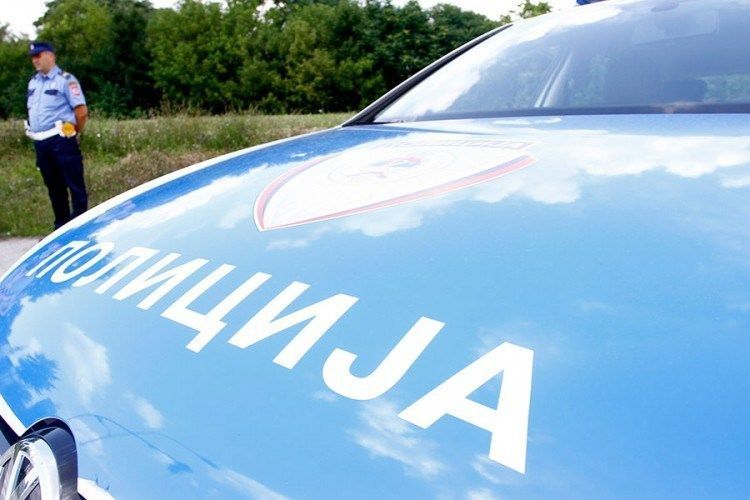 UHAPŠENA FATALNA BANJALUČANKA: UCJENJIVALA MUŠKARCA FOTOGRAFIJAMA I SNIMCIMA, TRAŽILA 10.000 KM DA IH NE OBJAVI UHAPŠENA FATALNA BANJALUČANKA: UCJENJIVALA MUŠKARCA FOTOGRAFIJAMA I SNIMCIMA, TRAŽILA 10.000 KM DA IH NE OBJAVI