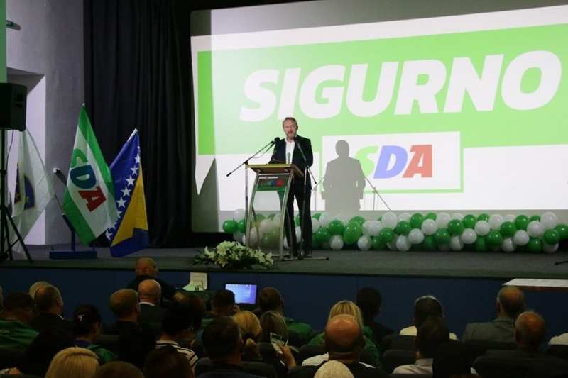 Izetbegović: Ko ne voli BiH, ko ne voli muslimane, nek ide gdje mu je ljepše, ali neće ponijeti ni saksiju njene zemlje Izetbegović: Ko ne voli BiH, ko ne voli muslimane, nek ide gdje mu je ljepše, ali neće ponijeti ni saksiju njene zemlje