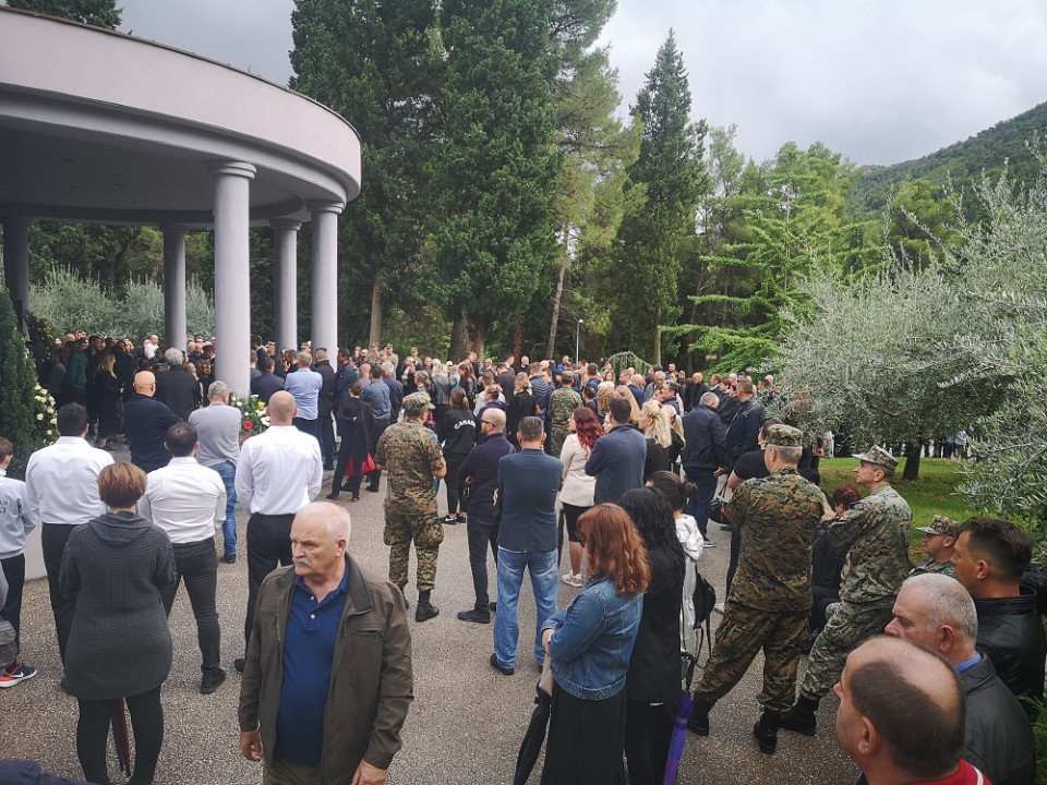 Hercegovina obavijena tugom: U Mostaru sahranjena tragično stradala porodica Krstić Hercegovina obavijena tugom: U Mostaru sahranjena tragično stradala porodica Krstić
