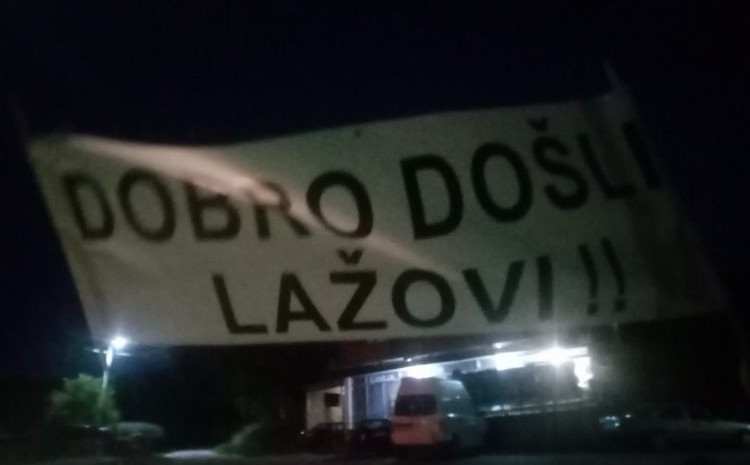 U selu kod Breze postavljen plakat s porukom za političare: "Dobro došli lažovi"