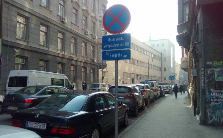 Drama u Sarajevu: Meho prijetio supruzi pa ga punac, zakačenog za vozilo, vukao deset metara, spasila ga policija Drama u Sarajevu: Meho prijetio supruzi pa ga punac, zakačenog za vozilo, vukao deset metara, spasila ga policija